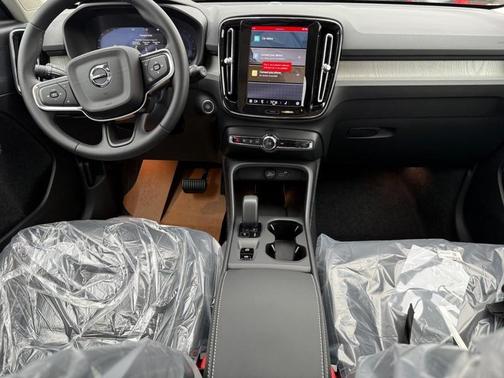 2025 Volvo XC40 B5 Core Bright Theme