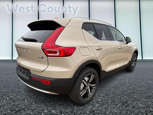 2025 Volvo XC40 B5 Core Bright Theme