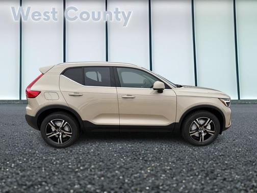 2025 Volvo XC40 B5 Core Bright Theme