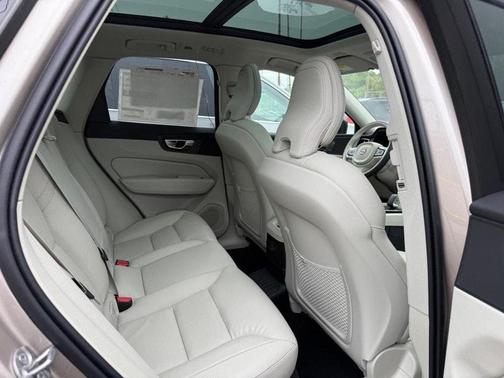 2025 Volvo XC60 Plug-In Hybrid T8 AWD Plus