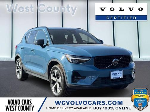 2025 Volvo XC40 B5 Plus Dark Theme