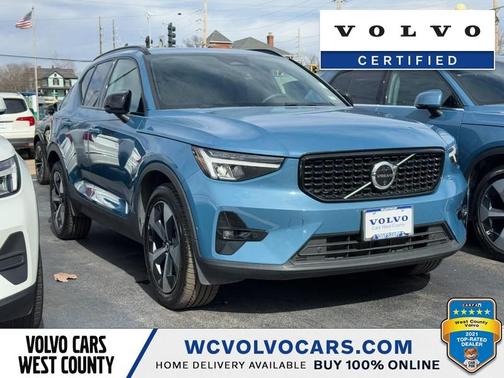 2025 Volvo XC40 B5 Plus Dark Theme