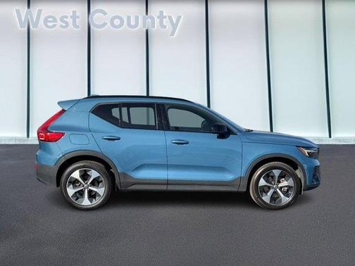 2025 Volvo XC40 B5 Plus Dark Theme