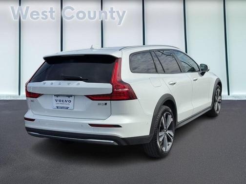 2025 Volvo V60 Cross Country B5 Plus