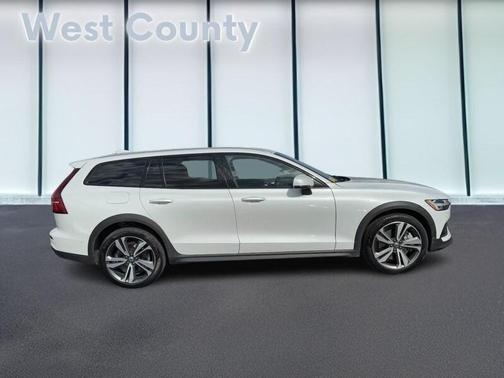 2025 Volvo V60 Cross Country B5 Plus