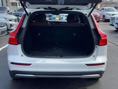 2025 Volvo V60 Cross Country B5 Plus