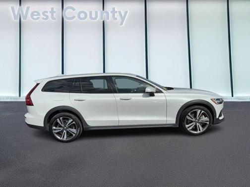 2025 Volvo V60 Cross Country B5 Plus