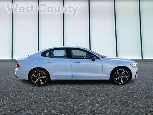 2024 Volvo S60 B5 Plus Dark Theme