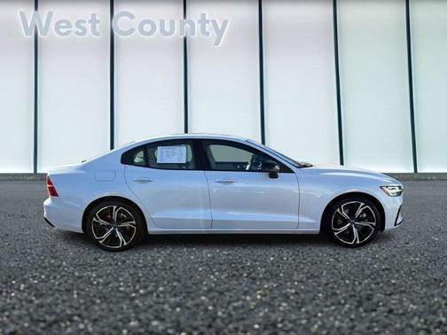 2024 Volvo S60 B5 Plus Dark Theme