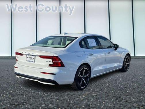 2024 Volvo S60 B5 Plus Dark Theme