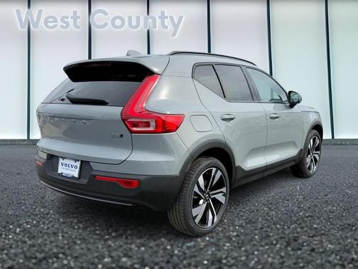 2025 Volvo XC40 B5 Plus Dark Theme