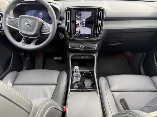 2025 Volvo XC40 B5 Plus Dark Theme