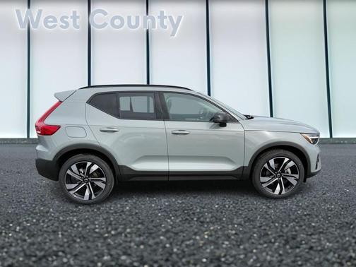 2025 Volvo XC40 B5 Plus Dark Theme