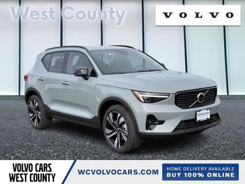 2025 Volvo XC40 B5 Plus Dark Theme