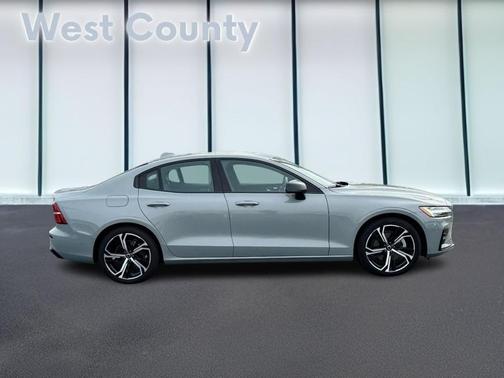 2024 Volvo S60 B5 Plus Dark Theme