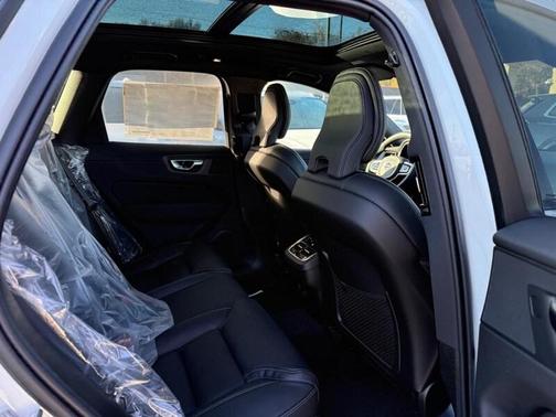 2026 Volvo XC60 B5 Ultra Black Edition