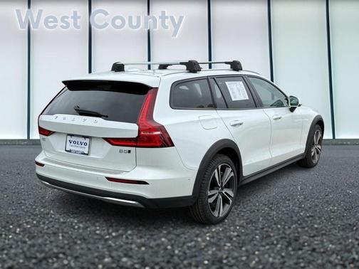 2023 Volvo V60 Cross Country B5 Plus