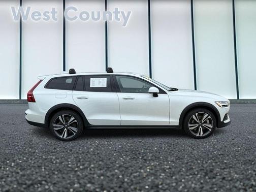 2023 Volvo V60 Cross Country B5 Plus