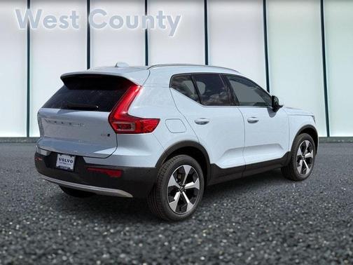 2025 Volvo XC40 B5 Plus Bright Theme