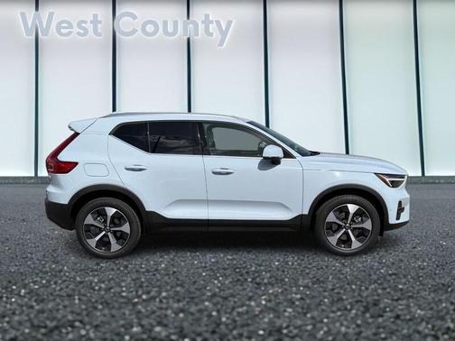 2025 Volvo XC40 B5 Plus Bright Theme