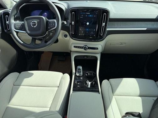 2025 Volvo XC40 B5 Plus Bright Theme