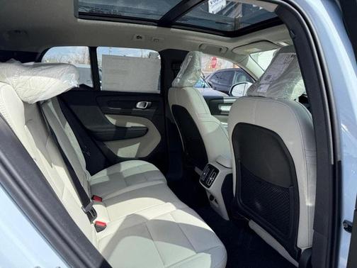 2025 Volvo XC40 B5 Plus Bright Theme