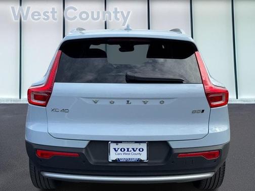 2025 Volvo XC40 B5 Core Bright Theme