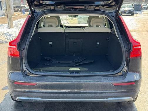 2025 Volvo V60 Cross Country B5 Plus