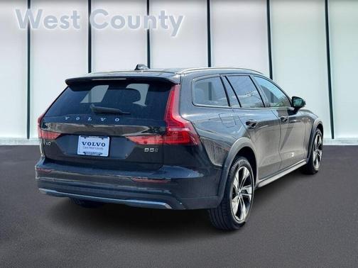 2025 Volvo V60 Cross Country B5 Plus