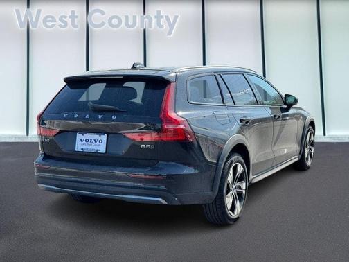 2025 Volvo V60 Cross Country B5 Plus