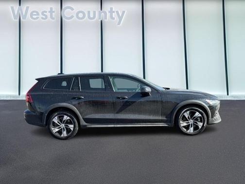 2025 Volvo V60 Cross Country B5 Plus