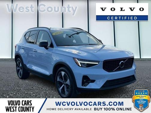 2025 Volvo XC40 B5 Plus Dark Theme