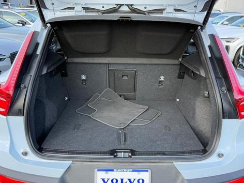 2025 Volvo XC40 B5 Plus Dark Theme