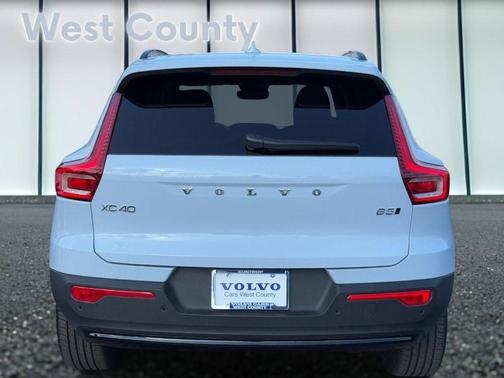 2025 Volvo XC40 B5 Plus Dark Theme