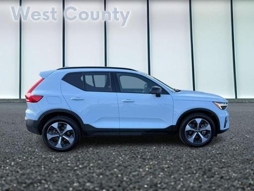 2025 Volvo XC40 B5 Plus Dark Theme