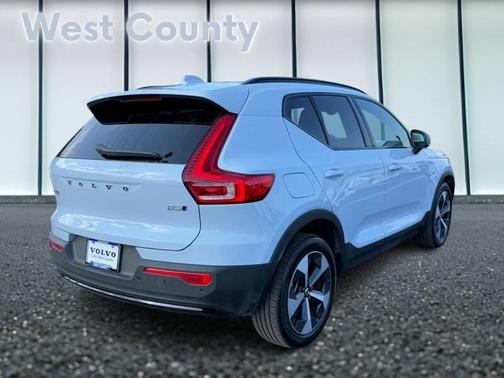 2025 Volvo XC40 B5 Plus Dark Theme