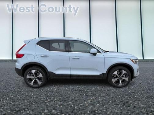 2025 Volvo XC40 B5 Plus Bright Theme