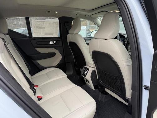 2025 Volvo XC40 B5 Plus Bright Theme