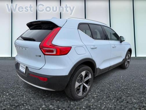2025 Volvo XC40 B5 Plus Bright Theme