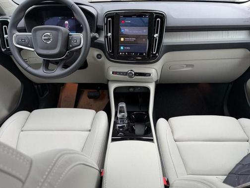 2025 Volvo XC40 B5 Plus Bright Theme