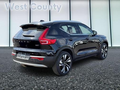 2025 Volvo XC40 B5 Plus Bright Theme