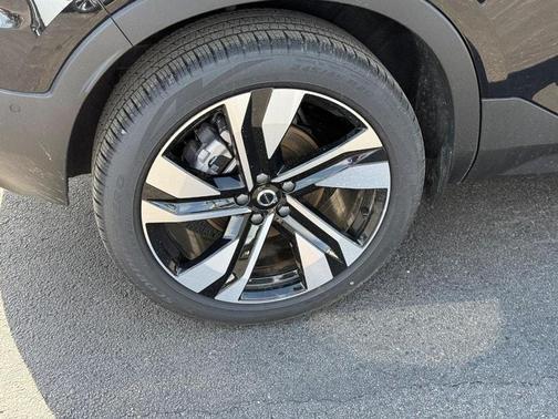 2025 Volvo XC40 B5 Plus Bright Theme