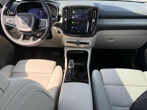 2025 Volvo XC40 B5 Plus Bright Theme