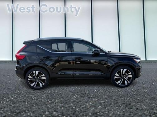 2025 Volvo XC40 B5 Plus Bright Theme