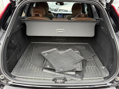 2023 Volvo XC60 B6 Ultimate Dark Theme