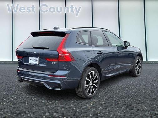 2023 Volvo XC60 B5 Plus Dark Theme