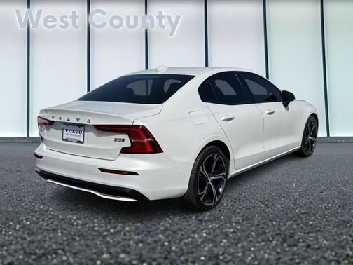 2024 Volvo S60 B5 Plus Dark Theme