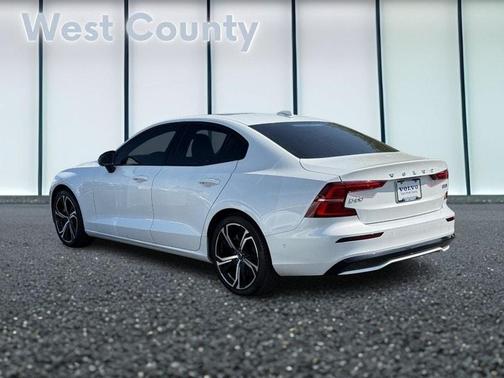2024 Volvo S60 B5 Plus Dark Theme