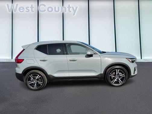 2025 Volvo XC40 B5 Core Bright Theme