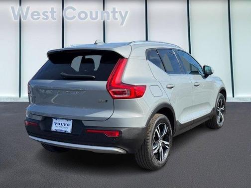 2025 Volvo XC40 B5 Core Bright Theme